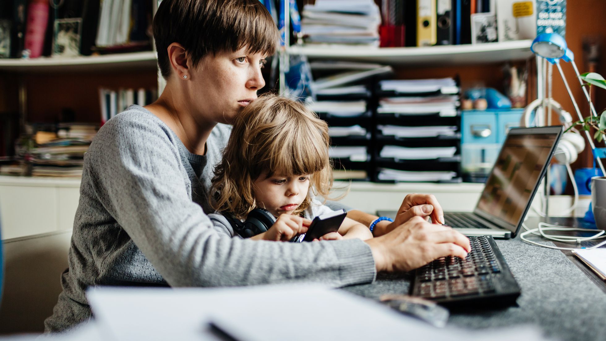 ‘El coste de la conciliación’: una de cada dos mujeres ha sufrido pérdida salarial al convertirse en madre