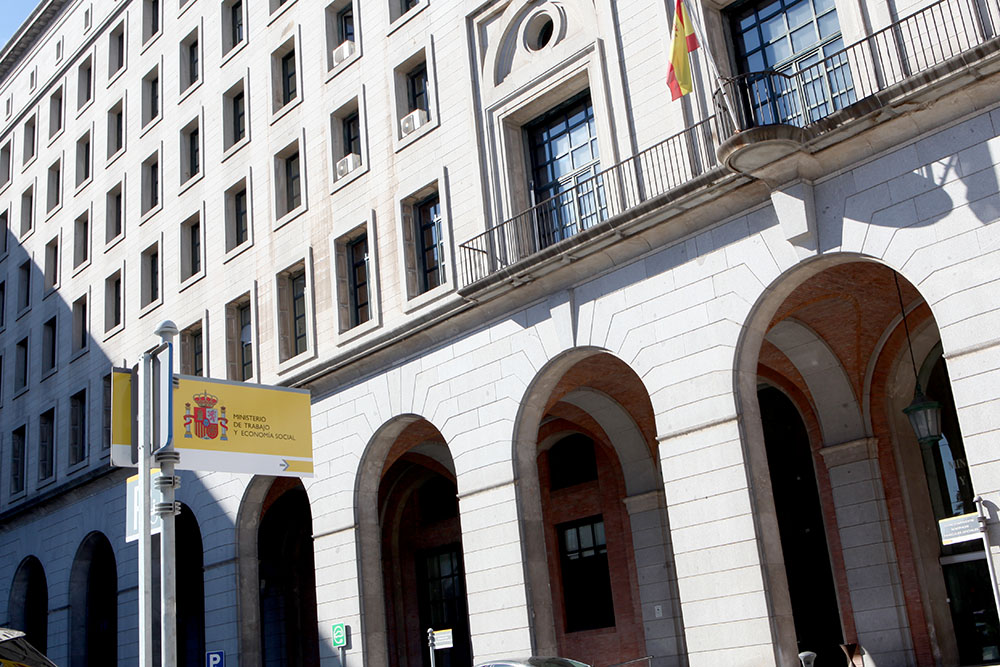 España va a mejorar los permisos laborales para personas progenitoras y cuidadoras por mandato europeo